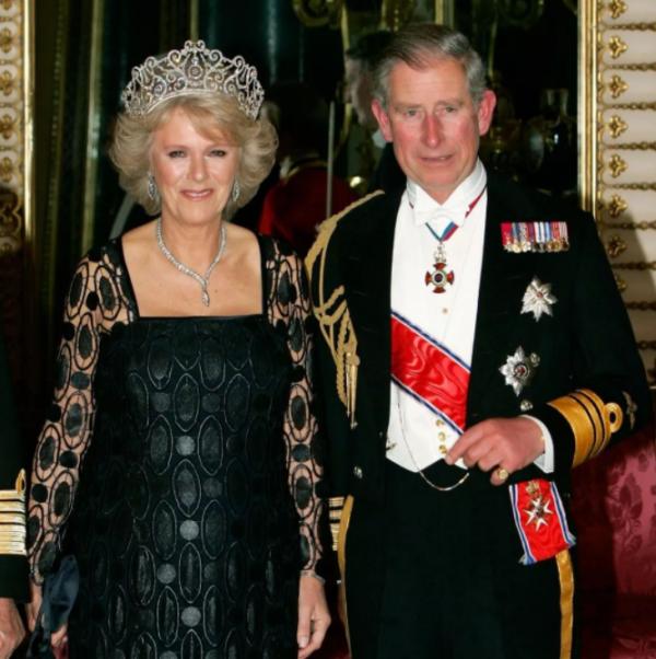 69年前，26歲的女王跟上帝約定“永不退位”，苦了查爾斯和卡米拉