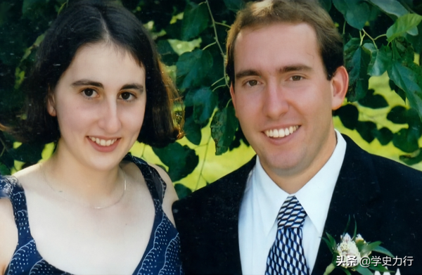 2011年，美國生物學教授感覺嘴裡有異物，取出後發現是條罕見蟲子