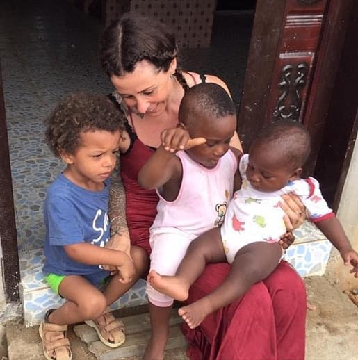 2013年，非洲1歲男孩被父母遺棄，流浪途中遇遊客喂水後被收養