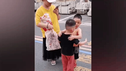 小朋友的友誼有多甜,網友:我全程姨母姑父笑…… 小朋友的友誼有多甜,網友:我全程姨母姑父笑……