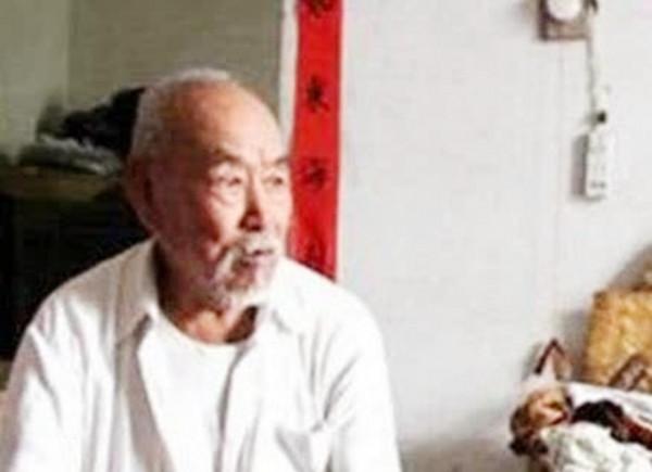山東老人信守諾言,為抗日無名英雄守墓長達74年,92歲時奇蹟出現 山東老人信守諾言,為抗日無名英雄守墓長達74年,92歲時奇蹟出現