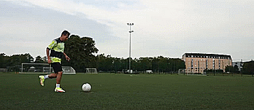 花式足球技巧之提拉身後起球