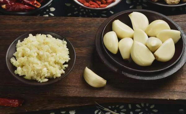 炒菜時先放大蒜,會產生致癌物嗎?醫生道出答案,早了解早明白 炒菜時先放大蒜,會產生致癌物嗎?醫生道出答案,早了解早明白