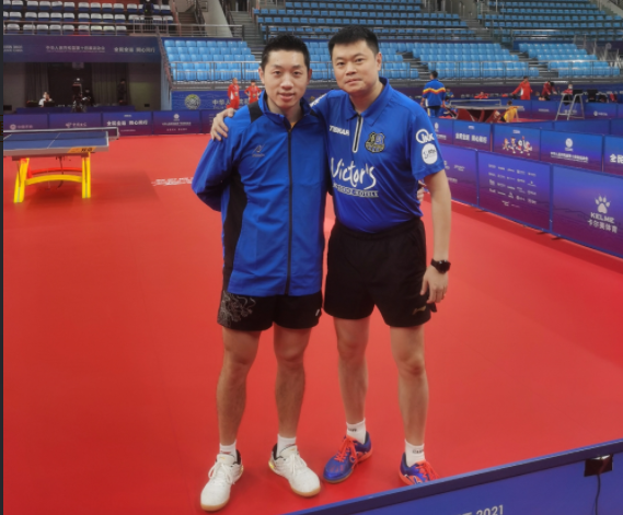 侯英超變身合影達人!調侃小胖長個,追星孫穎莎比臉大,太可愛了 侯英超變身合影達人!調侃小胖長個,追星孫穎莎比臉大,太可愛了