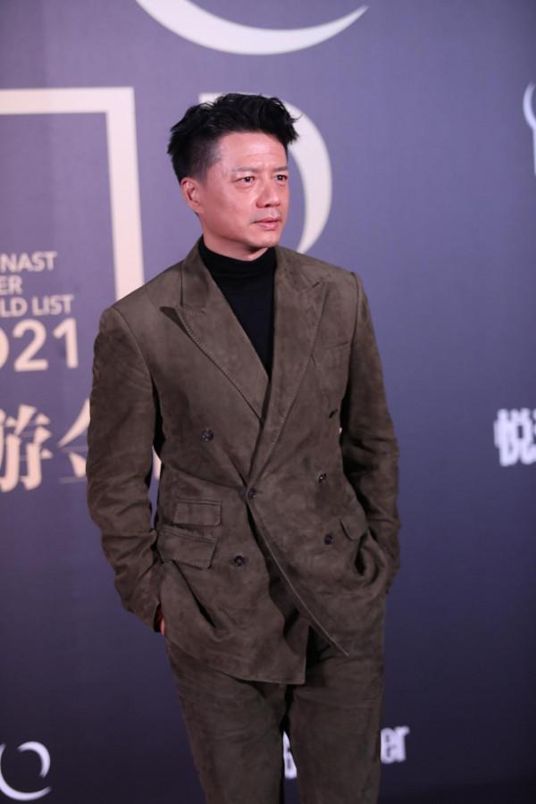 段奕宏一身卡其色西裝出席紅毯,神情稍顯拘謹,但依舊帥氣 段奕宏一身卡其色西裝出席紅毯,神情稍顯拘謹,但依舊帥氣