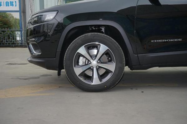 配2.0T+9AT 動力,還帶四驅,越野家用兩不誤,解析Jeep自由光 配2.0T+9AT 動力,還帶四驅,越野家用兩不誤,解析Jeep自由光