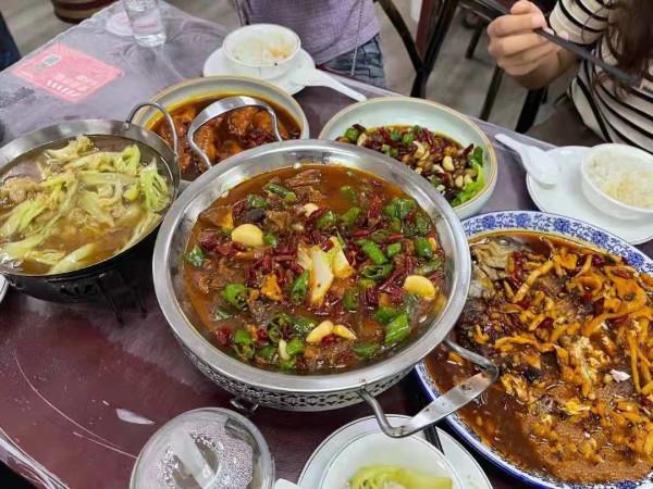 3個湖南人去江西玩，點了4個特辣菜，老闆勸不住，嘗完後傻眼了