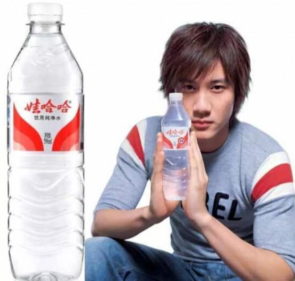 看了王力宏大瓜，等下去買瓶娃哈哈礦泉水