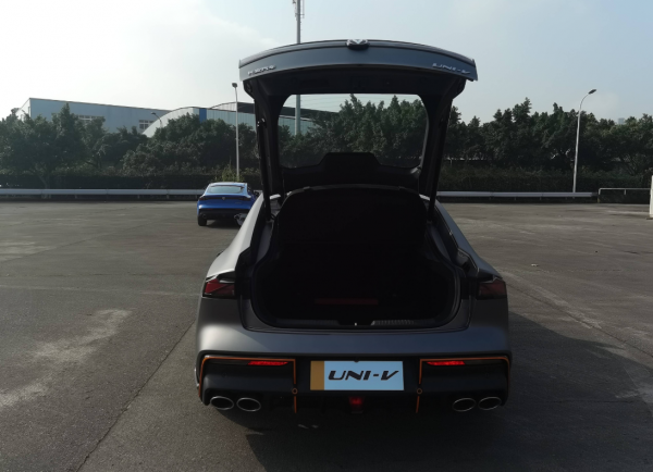 外觀可稱西裝暴徒,內飾媲美法系“獅子王”,長安運動轎跑初體驗 外觀可稱西裝暴徒,內飾媲美法系“獅子王”,長安運動轎跑初體驗