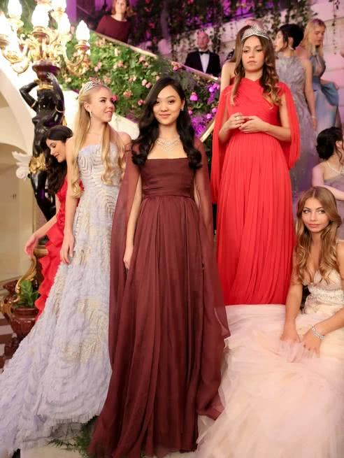 李連杰兩個女兒長相挺普通，穿裙裝配裸妝氣色不差，似鄰家小女孩