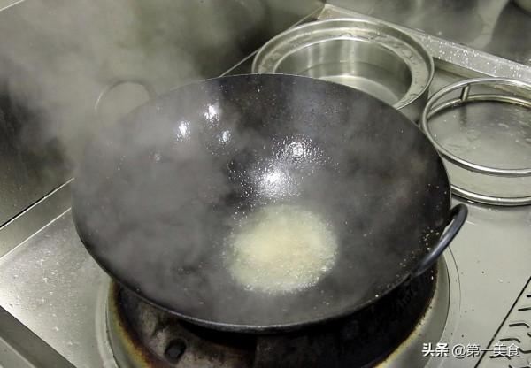 鹽煎豆腐很多人都做錯了，難怪粘鍋，學會這個小技巧，外酥裡嫩