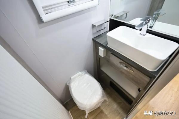 房車中的“陸地巡洋艦”，霸氣外形車內精緻，黑系HQ21實拍評測