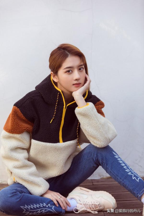 李凱馨身穿拼色羊剪絨外套青春感十足，時尚又靚麗
