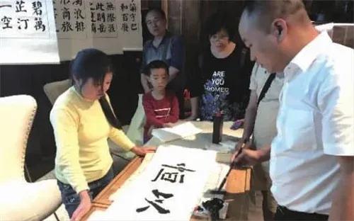 50歲農婦苦練書法20年，每幅賣100元，專家說毫無藝術可言？