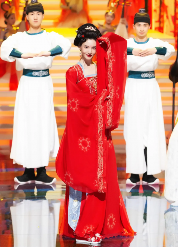 ​金晨光腳跳舞火出圈，又是被她裝到的一天