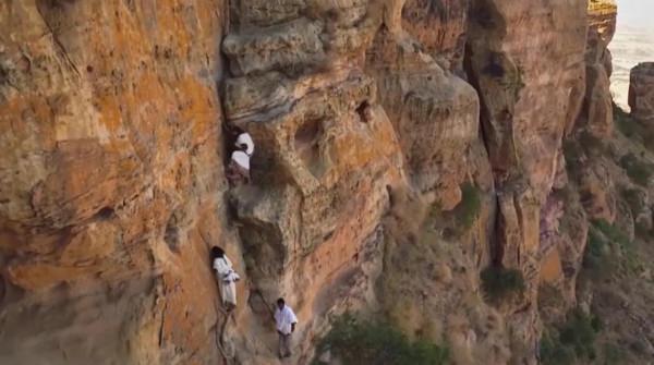 母親揹著40天的嬰兒，徒手攀爬400米垂直懸崖，只為得到上帝庇佑