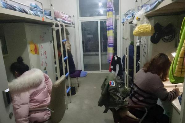 女大學生宿舍出現“禁用物品”?還可以下廚,男生:比我們還會玩 女大學生宿舍出現“禁用物品”?還可以下廚,男生:比我們還會玩