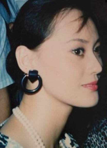 宋佳:21歲嫁42歲京劇大師,26歲離開重病丈夫,55歲嫁比利時老公 宋佳:21歲嫁42歲京劇大師,26歲離開重病丈夫,55歲嫁比利時老公