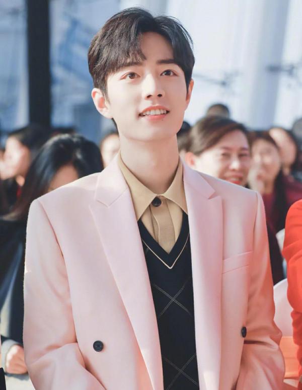 誰說粉色太“娘”？這13位粉衣造型又酷又颯，比女生還有氣質