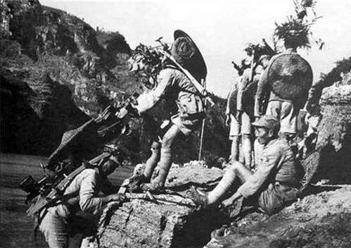 抗戰勝利，皮定均揮師南下，不知來歷的年輕人緊跟，皮有些危難了