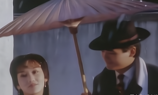 同是給馮程程打傘，周潤發版與黃曉明版，兩個版本的差距有多大？