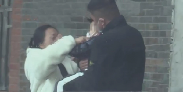 趙麗穎拍廣告獲2歲兒子探班“想想”小臉肉嘟嘟揮手有禮貌 趙麗穎拍廣告獲2歲兒子探班“想想”小臉肉嘟嘟揮手有禮貌