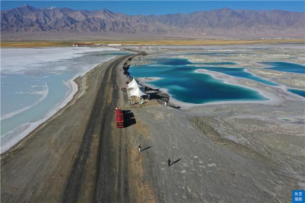 青海翡翠湖，人工採鹽幾十年挖出幾百個水坑，宛若寶石落入人間