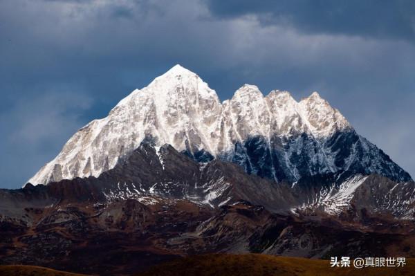 今年的川西雪,比往年來得更早一些。在追逐彩林時,再多行一程 今年的川西雪,比往年來得更早一些。在追逐彩林時,再多行一程