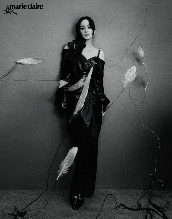 又美又颯！楊冪曝新春封面 化全包煙燻妝穿搭前衛