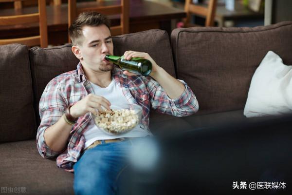 每天都感覺腰痠背痛？這2個動作會傷腰，以後要少做