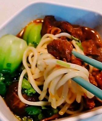 超詳細配料的秘製香辣牛肉麵（1人份）