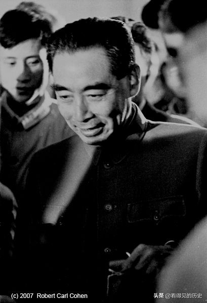 老照片 1957年美國攝影師鏡頭下的周總理 挺帥的一個人
