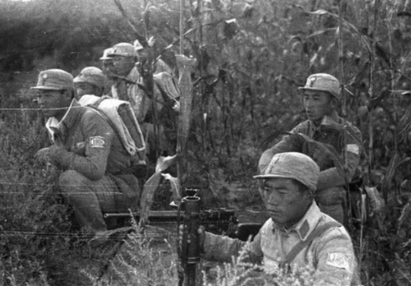 1981年，安徽宿縣來了一位開國中將，握著老婦的手說：我來看您了