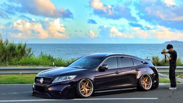 明明長著一張賓士C63的前臉,還說自己是一輛本田? 明明長著一張賓士C63的前臉,還說自己是一輛本田?