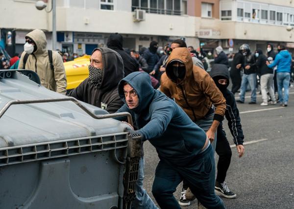 西班牙2萬名工人舉行罷工抗議 街頭燃燒垃圾箱與警方爆發衝突