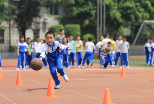 小學生跳繩比賽火了,褲子掉了也沒停,網友:大丈夫能屈能伸 小學生跳繩比賽火了,褲子掉了也沒停,網友:大丈夫能屈能伸