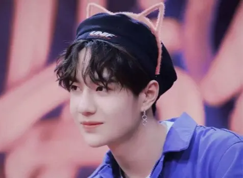 明星的字跡差距過於明顯：井柏然字如其人，王一博的字卻一言難盡