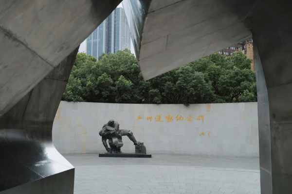 這輛“百年限定”的紅色巴士，今年特別值得坐上一坐