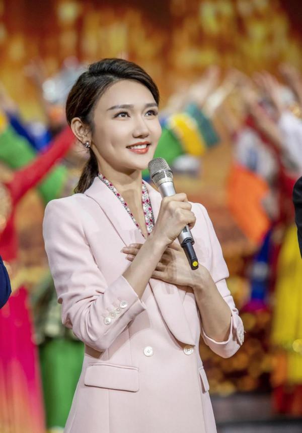 央視《詩詞大會》主持人龍洋驚豔寫真集 央視《詩詞大會》主持人龍洋驚豔寫真集