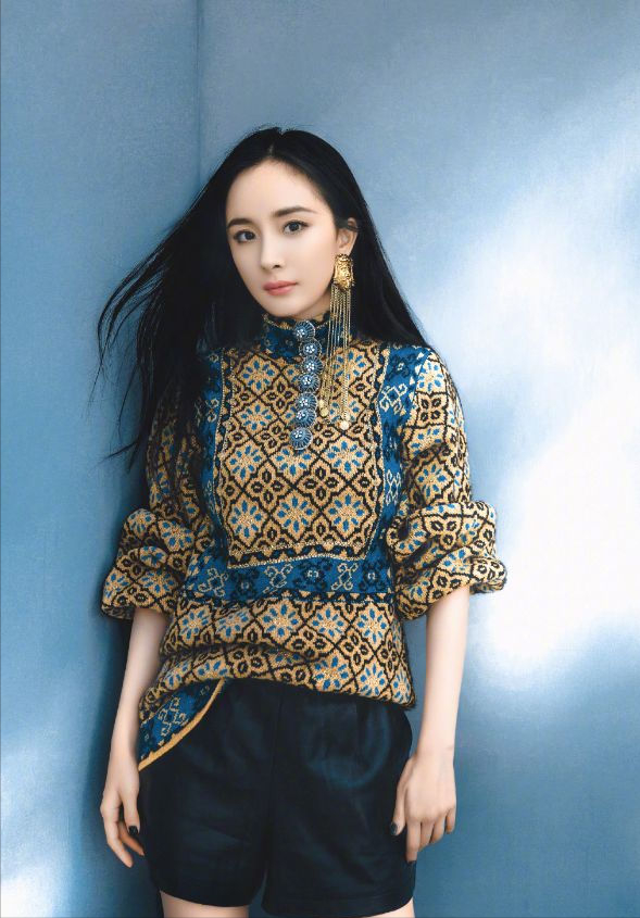 楊冪的時尚感誰不服?這麼老土的針織衫,配條皮短褲瞬間變高階 楊冪的時尚感誰不服?這麼老土的針織衫,配條皮短褲瞬間變高階