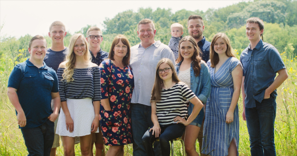 24年前，轟動世界的全球首例七胞胎，現已長大成人，離開獲贈別墅