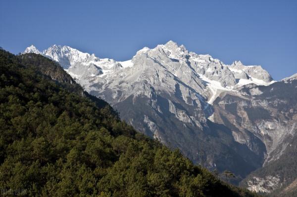 雪山高几何，矗在天表
