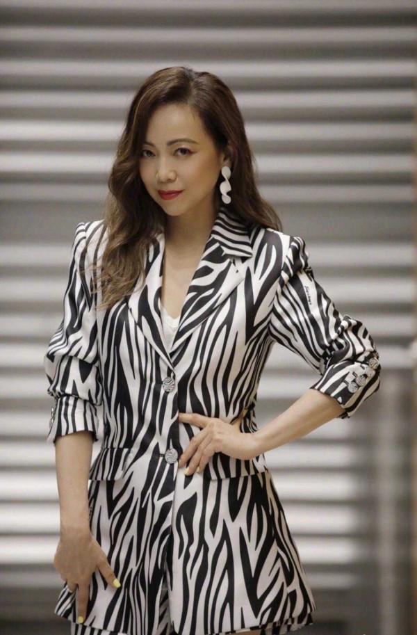 鄧萃雯越老越驚豔,穿斑馬紋西裝很有女人味,氣質太高階 鄧萃雯越老越驚豔,穿斑馬紋西裝很有女人味,氣質太高階