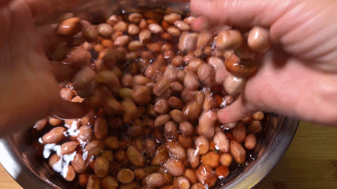 涼拌水煮花生米,簡單的美味,加上喜歡的黃瓜丁和胡蘿蔔丁,好吃 涼拌水煮花生米,簡單的美味,加上喜歡的黃瓜丁和胡蘿蔔丁,好吃