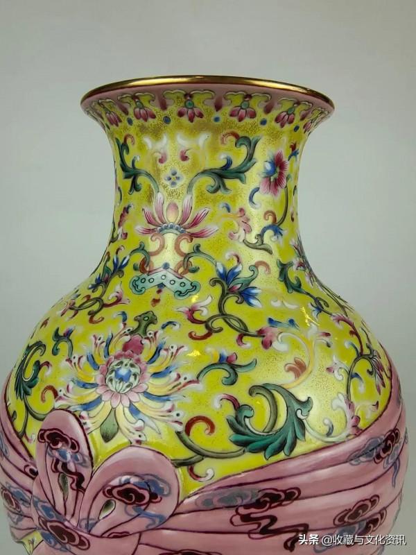 清嘉慶款黃地粉彩包袱瓶鑑賞