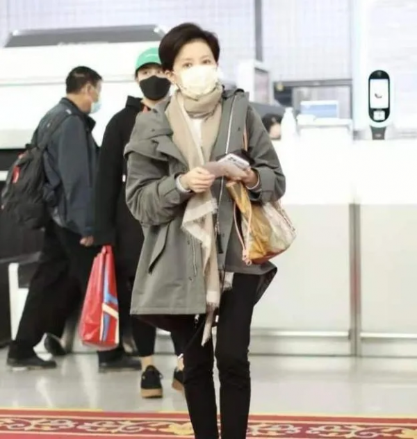 過氣童星的窘境：長殘沒戲拍、直播被人嘲，無處安放的尷尬與心酸