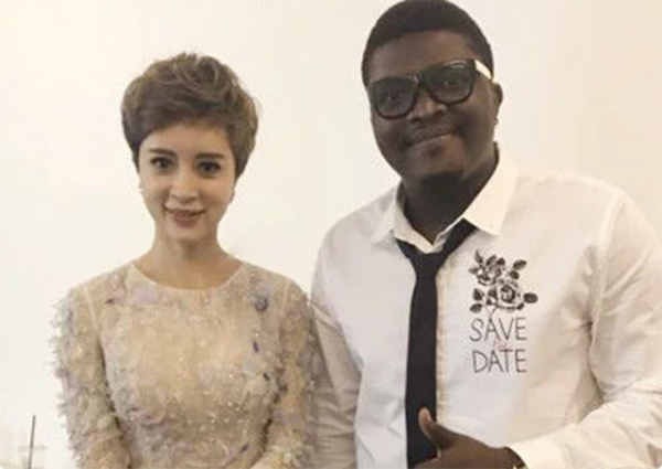 06年《星光大道》黑人亞軍，出場費18萬，採訪稱：我在這裡像在家