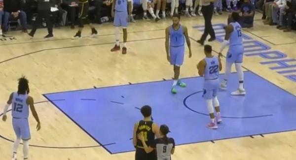 海王實錘！克萊快攻撞翻女裁判，起身後相互示意太有愛了