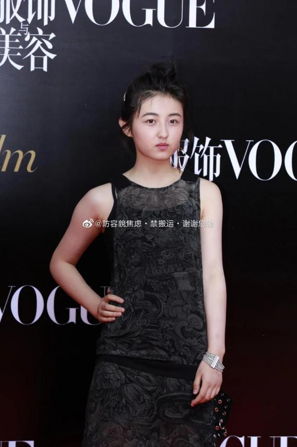 張子楓一襲長裙仙氣飄飄，再也不是“紅毯殺手”了