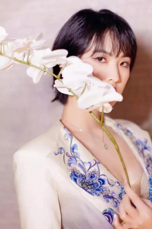 姚安娜時裝週走秀,穿刺繡西裝裙霸氣登場,氣場不輸姐姐孟晚舟 姚安娜時裝週走秀,穿刺繡西裝裙霸氣登場,氣場不輸姐姐孟晚舟